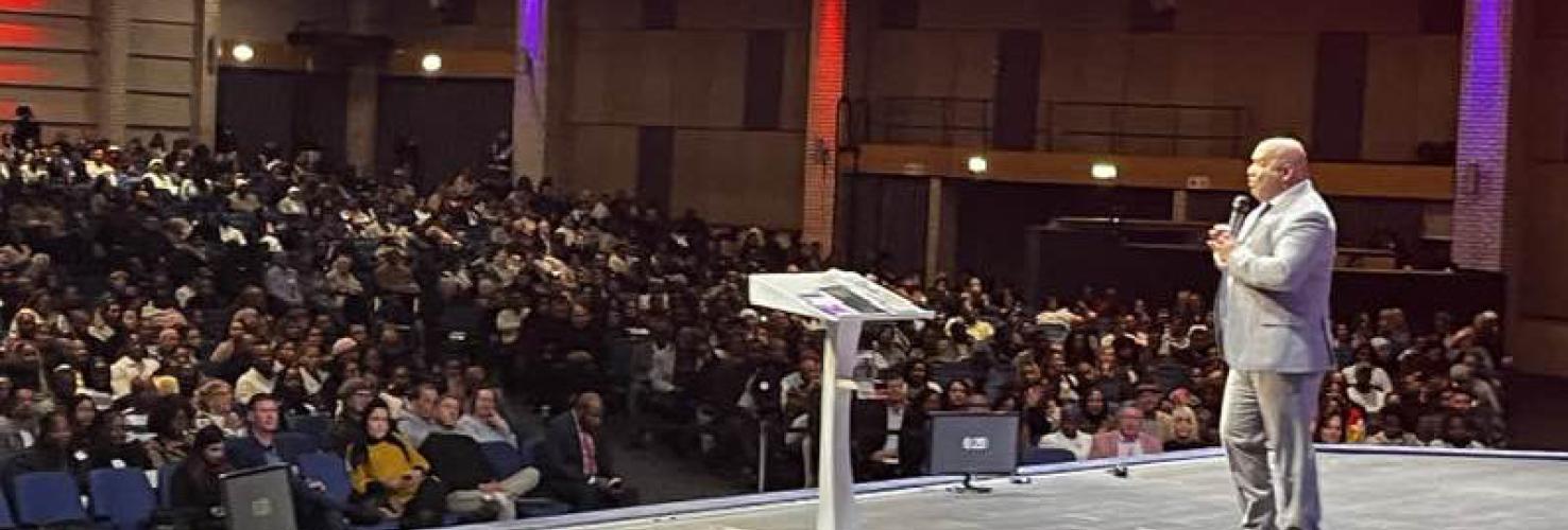 Dr Glenn Teaching to a large church crowd